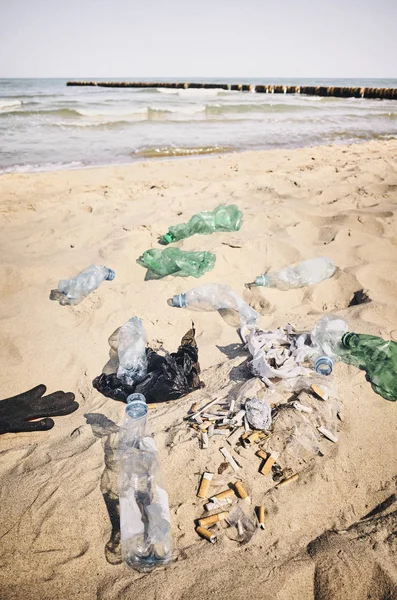 Vuilnis links op een strand. — Stockfoto