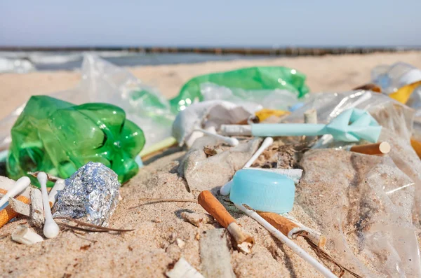 Photo rapprochée des ordures laissées sur une plage . — Photo