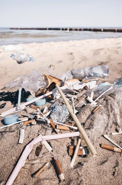 Imagen de cerca de la basura dejada en una playa . — Foto de Stock