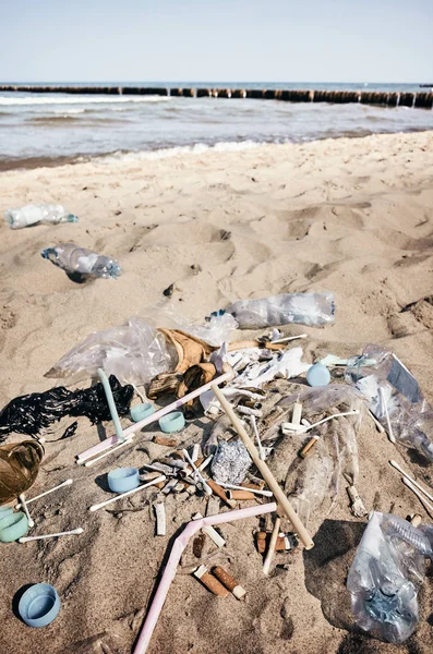 海に残るゴミ. — ストック写真