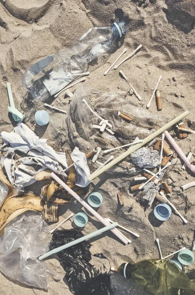 Vista superior de la basura en una playa . — Foto de Stock
