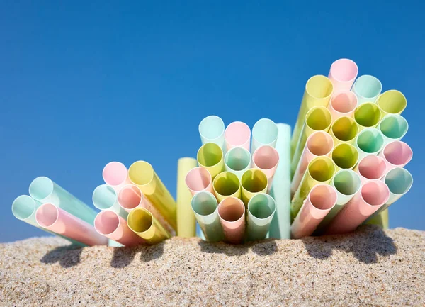 青空に対するカラフルなプラスチックストローの積み重ね. — ストック写真