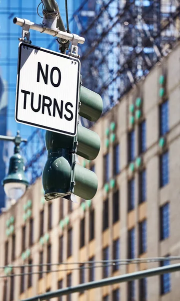 No hay señales de tráfico gira en una calle de Nueva York . — Foto de Stock