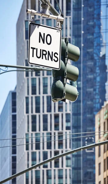 Ні поворотів дорожній знак на вулиці Нью-Йорка. — стокове фото