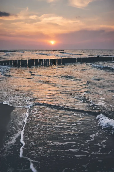 Kleur afgezwakt schilderachtige zonsondergang over de Baltische Zee. — Stockfoto