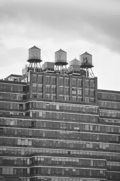 Water towers on a building rooftop, New York. — Stock Photo, Image