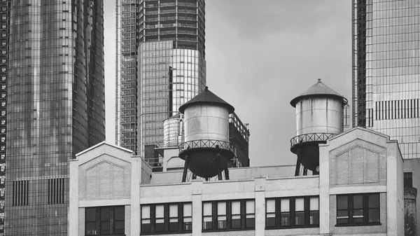 Wassertürme auf einem Hausdach, New York. — Stockfoto