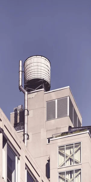 Water tank on a building rooftop, New York. — Stock Photo, Image