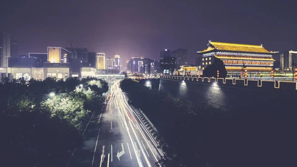 Xian skyline dengan City Wall di malam hari, China . — Stok Foto