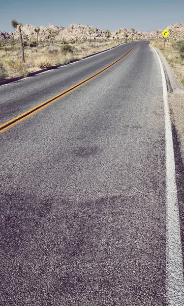 Retro tonas bild av en öken Road, USA. — Stockfoto