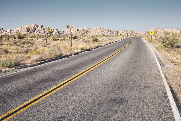 Imagen retro tonificada de una carretera desierta, EE.UU. . — Foto de Stock