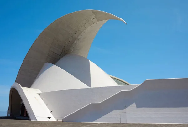 Auditorio de Tenerife, Santiago Calatrava tarafından tasarlanan bir çöken dalga dönüm noktası oditoryum gibi yükselen. — Stok fotoğraf