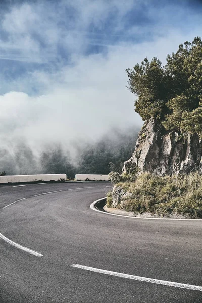 Сценический поворот дороги в горах Анаги, Тенерифе, Испания . — стоковое фото
