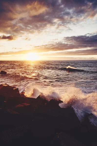 岩に波が衝突する風光明媚な夕日、テネリフェ、スペイン. — ストック写真