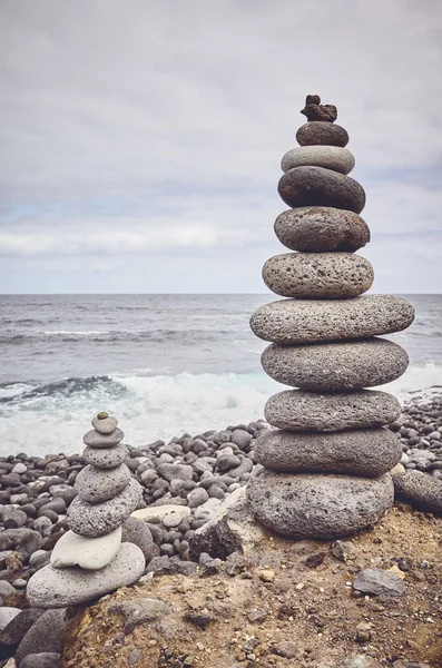 Torres de pedra em uma praia . — Fotografia de Stock