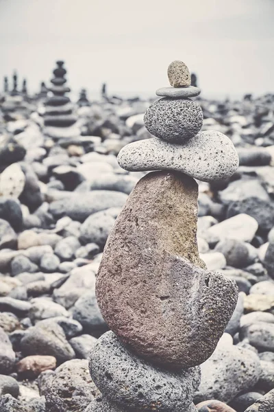 Kleur afgezwakt foto van een stapel vulkanische stenen op een strand. — Stockfoto