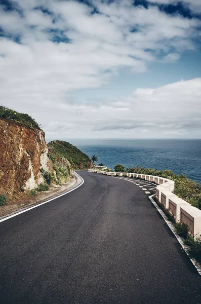 Горная кривая дорога на острове Тенерифе, Испания . — стоковое фото