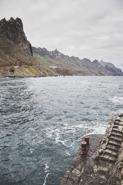 Muelle de piedra junto al Roque de Las Bodegas Beach, Tenerife, España . — Foto de Stock
