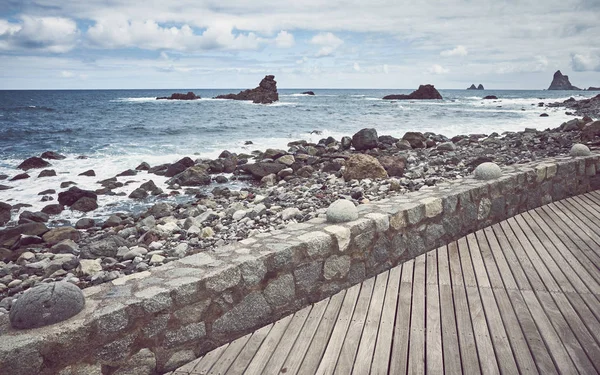 Wooden boardwalk by the Roque de Las Bodegas Beach, Tenerife, Sp — Stock Photo, Image