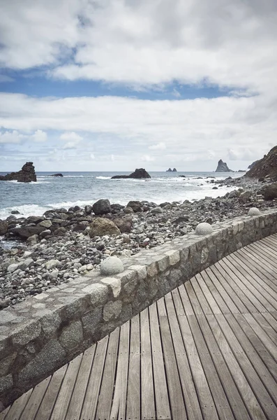 Dřevěný promenáda u Roque de Las Bodegas Beach, Tenerife, Sp — Stock fotografie