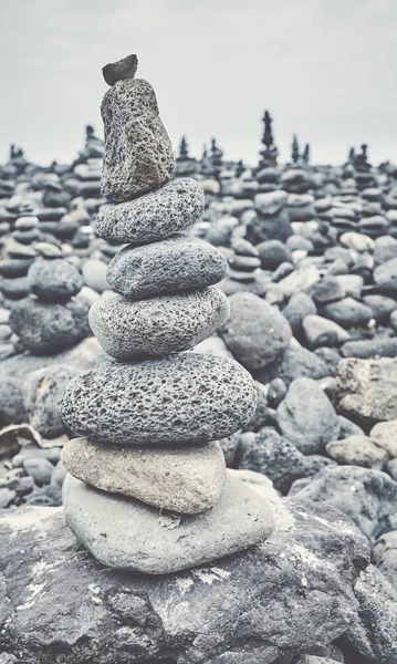 Imagem tonificada a cores de uma pilha de pedra em uma praia . — Fotografia de Stock