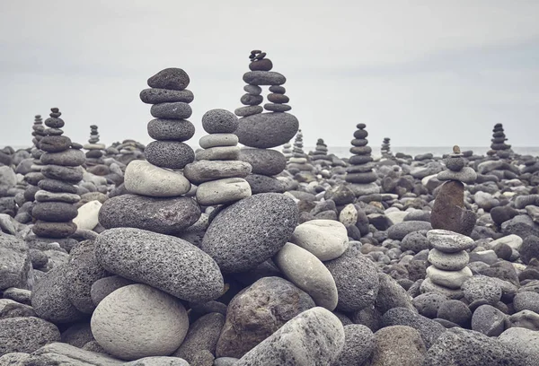 Pilhas de pedra em uma praia . — Fotografia de Stock