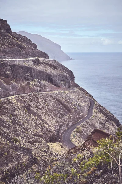 Tenerife costa montañosa en un día nublado, España . — Foto de Stock