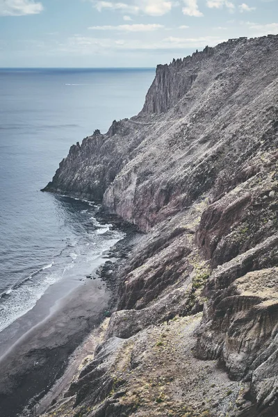 Tenerife costa montañosa en un día nublado, España . — Foto de Stock