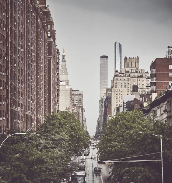 Retro getöntes Bild der manhattanischen Stadtlandschaft an einem regnerischen Tag, — Stockfoto