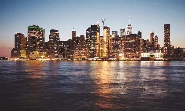 New York City i skymningen, färgtonas bild. — Stockfoto