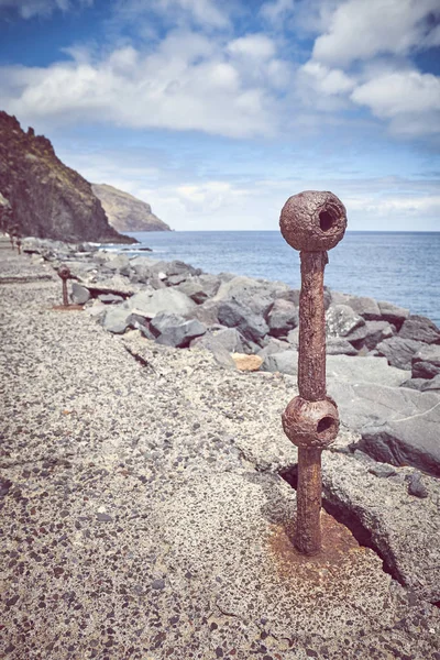 Vieja pieza oxidada de barandilla en un muelle . — Foto de Stock