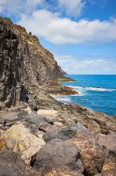 Escénica costa de roca volcánica cerca de San Andrés, Tenerife . — Foto de Stock