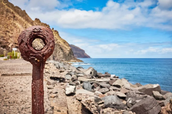 Vieja pieza oxidada de barandilla en un muelle . — Foto de Stock