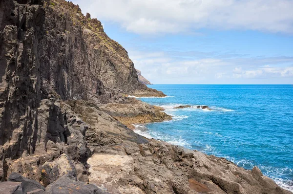 Escénica costa de roca volcánica cerca de San Andrés, Tenerife . — Foto de Stock