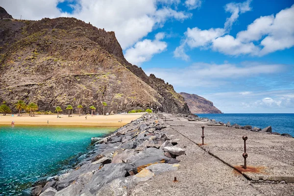 Přístaviště na pláži Playa de Las Teresitas, Tenerife. — Stock fotografie