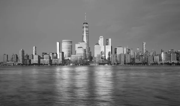 New York City Schwarz-Weiß-Panorama bei Sonnenuntergang. — Stockfoto