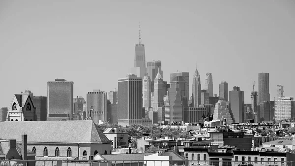 Manhattan seen from Brooklyn neighborhood, USA. — Stock Photo, Image