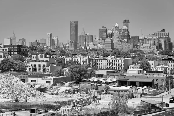 Manhattan visto desde el barrio industrial de Brooklyn en un día nebuloso de verano . —  Fotos de Stock