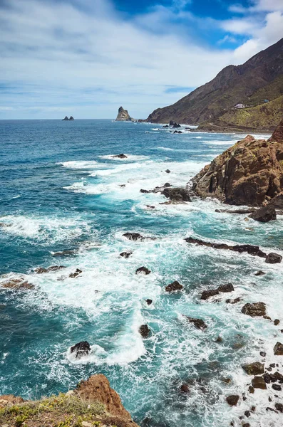 Costa del Océano Atlántico de Tenerife cerca del pueblo de Taganana, España . — Foto de Stock