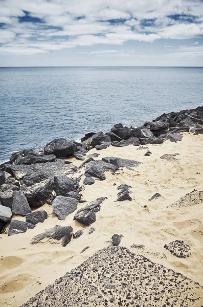 Rocce vulcaniche su una spiaggia, Spagna . — Foto Stock