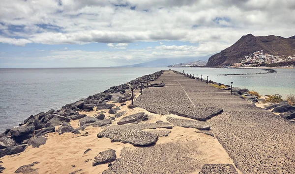 Kai am Strand Playa de las Teresitas, Teneriffa, Spanien. — Stockfoto