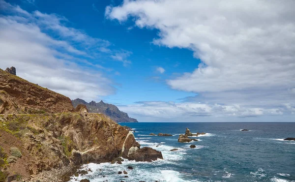 Costa del Océano Atlántico de Tenerife cerca del pueblo de Taganana, España . — Foto de Stock