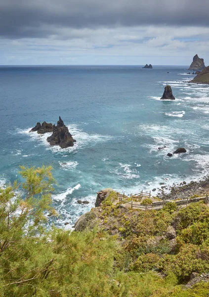 Playa de Benijo con Roques de Anaga en la distancia, Tenerife . — Foto de Stock