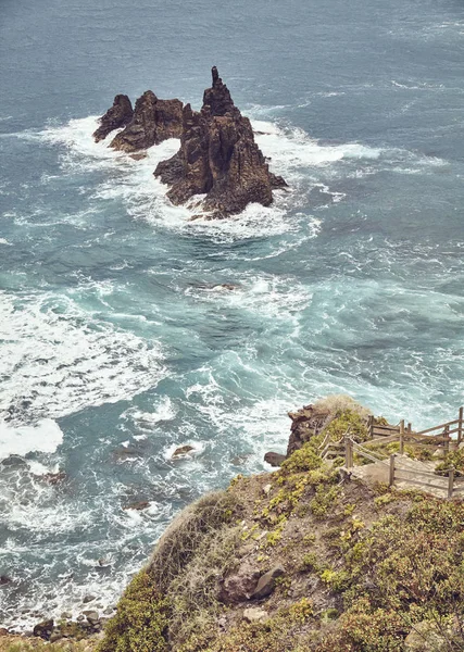 Punto di vista sulla famosa roccia di Benijo, Tenerife, Spagna . — Foto Stock