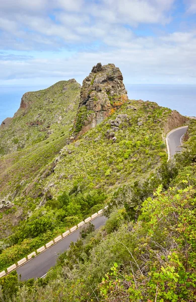 Estrada de montanha panorâmica em Anaga Rural Park, Tenerife, Espanha . — Fotografia de Stock