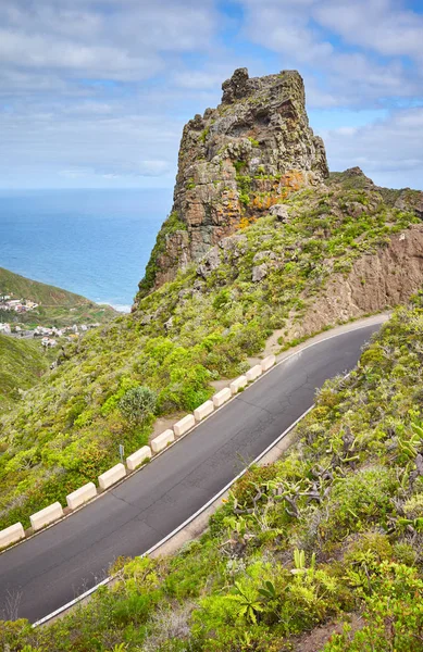 Estrada de montanha panorâmica em Anaga Rural Park, Tenerife, Espanha . — Fotografia de Stock