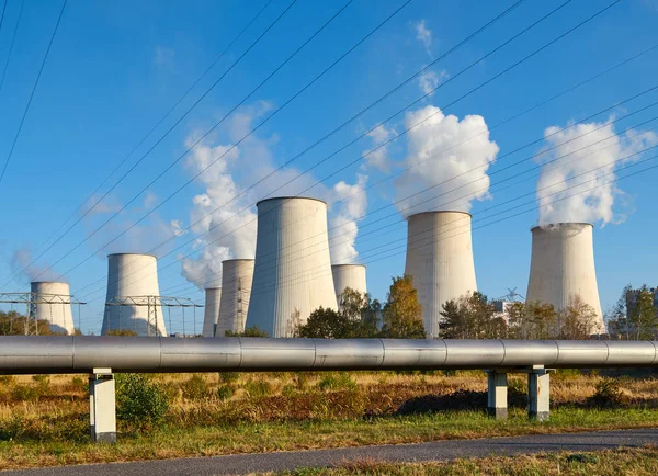 日没時に煙突を喫煙する発電所. — ストック写真