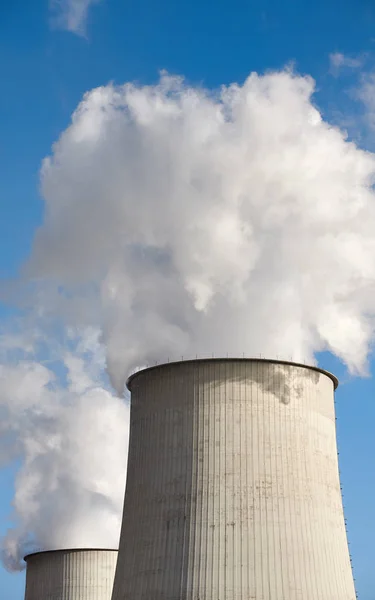 Fumeurs cheminées contre le ciel bleu . — Photo