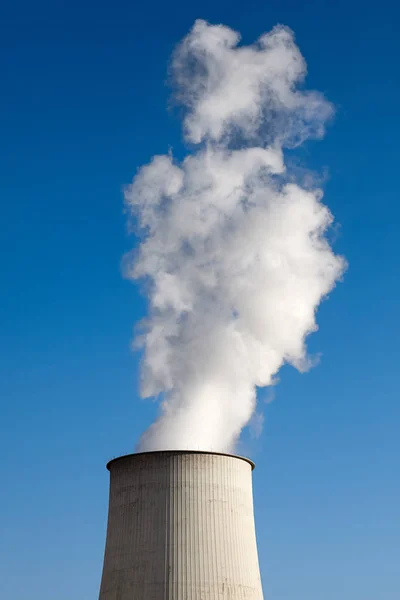 Fumeurs cheminée contre le ciel bleu — Photo