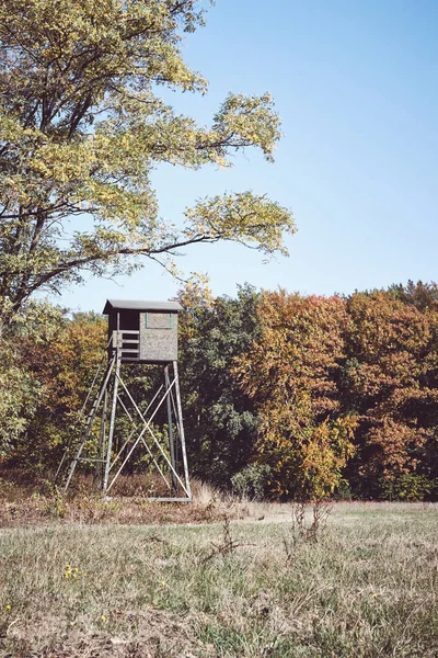 Wooden deer hunting pulpit at the edge of a forest and field. — Stock Photo, Image
